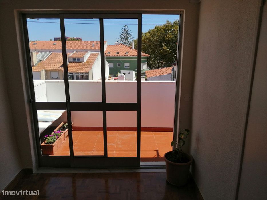 T2+1 no centro de Carcavelos a 5 min a pé da estação, com varanda, E-O