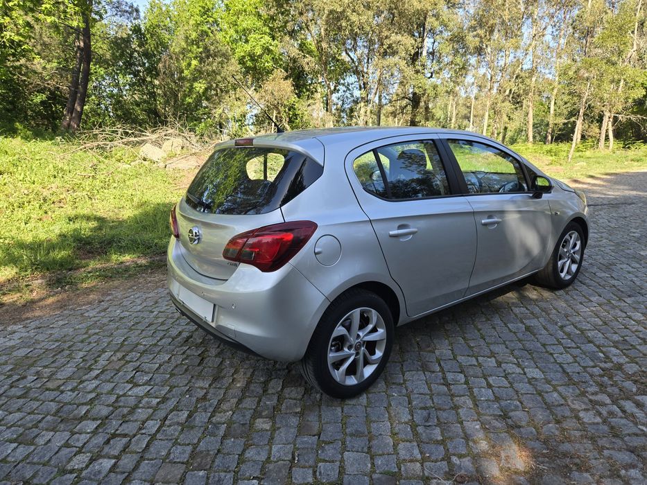 Carro em excelente estado , revisado sem nada a apontar