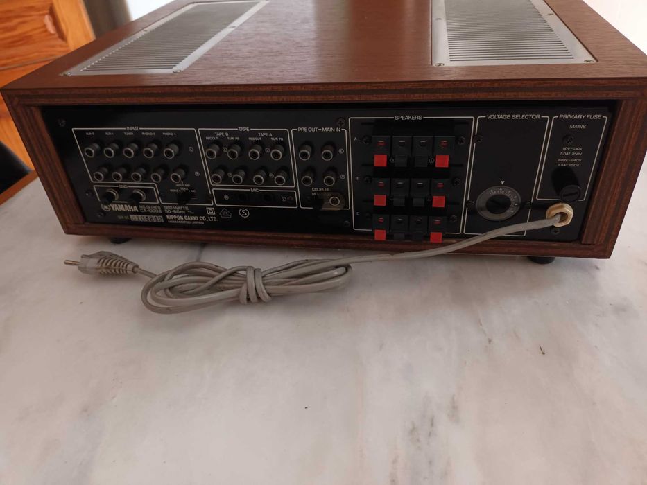 Vendo varios aparelhos de som.