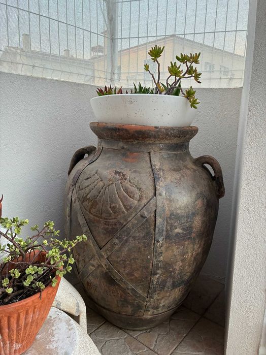 Vasos de barro grandes antigos