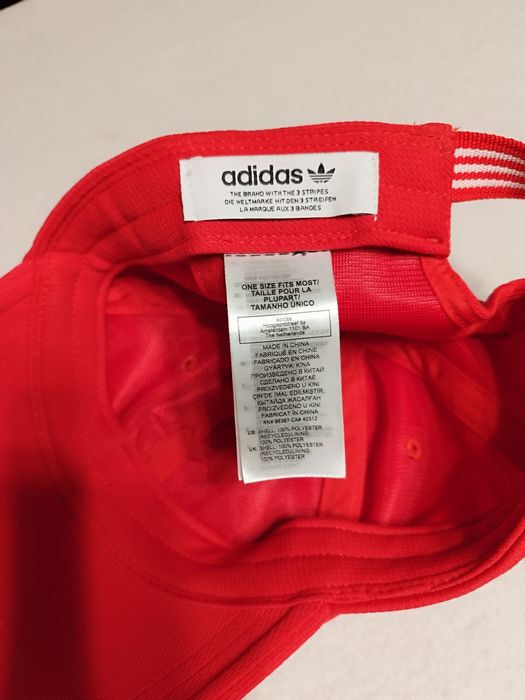 Czerwona czapka z daszkiem  adidas