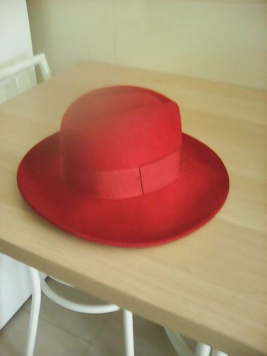 Chapéus de vários feitios em feltro  com caixa para arrumação