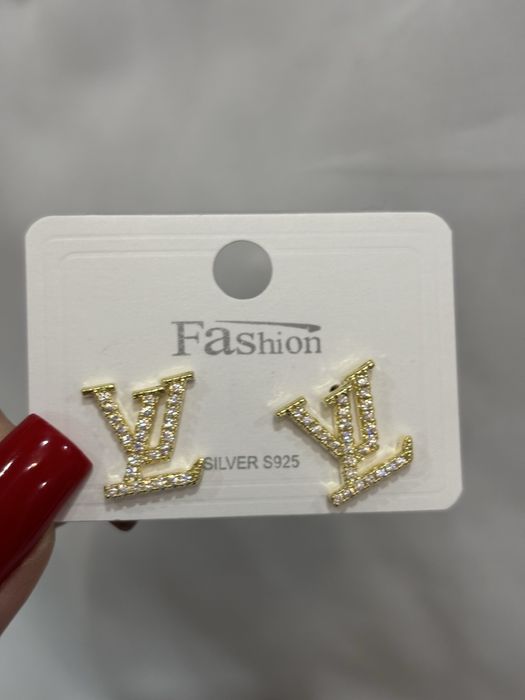 Złote kolczyki wkrętki literki