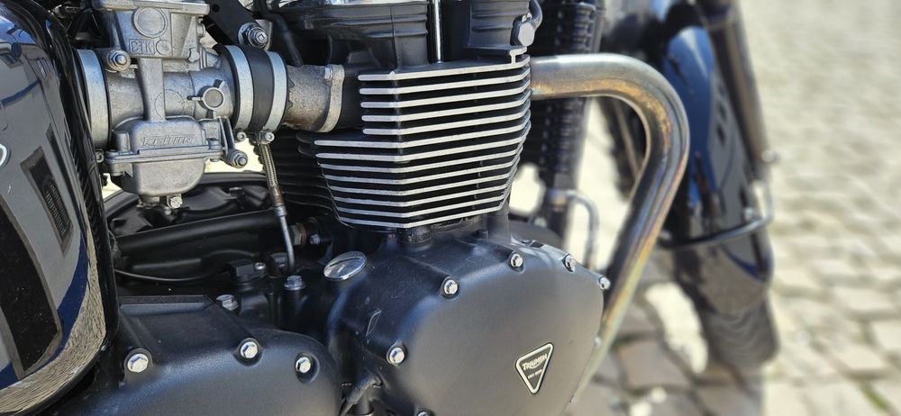 Triumph Bonneville T100 black + 2 capacetes BELL novos