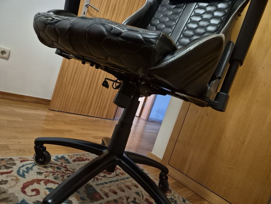 Cadeira gamer GXT com LED e comando