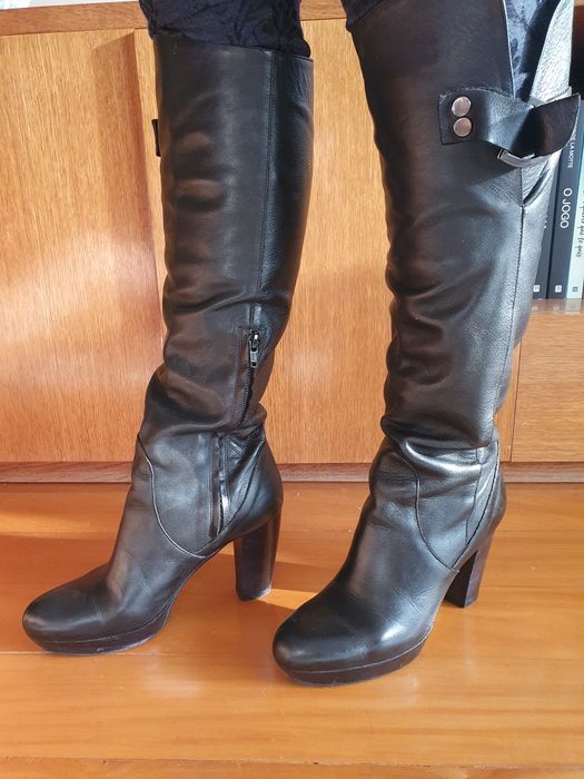 Botas de cano alto em pele