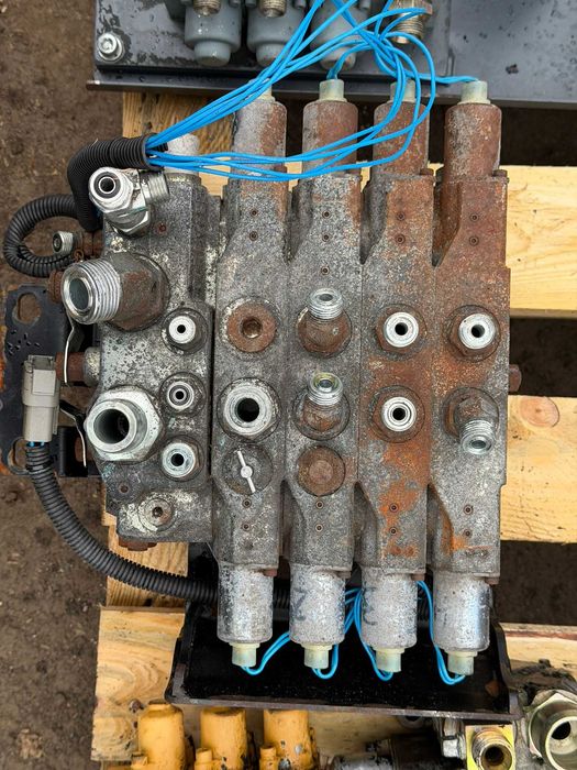 Rozdzielacz hydrauliczny czterosekcyjny HYSTER