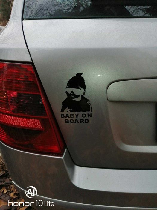 Ребёнок в машине на Борту