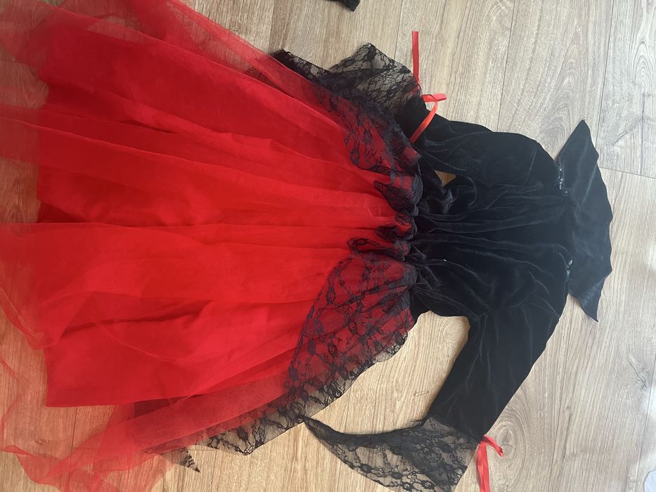Kostium wampirzycy dla dziewczynki około 10 lat Halloween