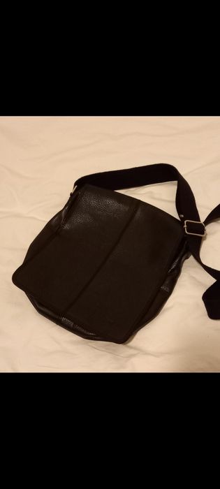 Mala tiracolo preta, em pele