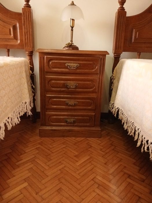 Vendo roupeiro e camas