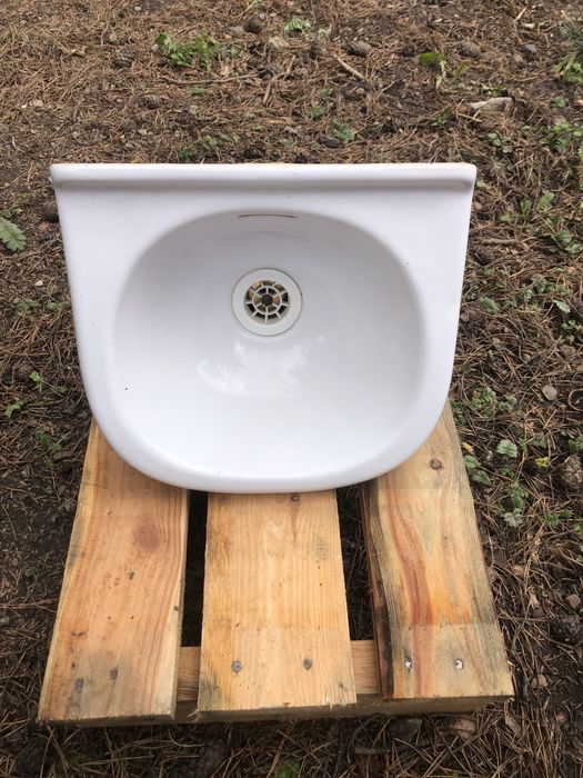 Umywalka mała 30cm na 28cm.