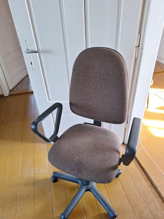 Krzesło biurowe z regulacją