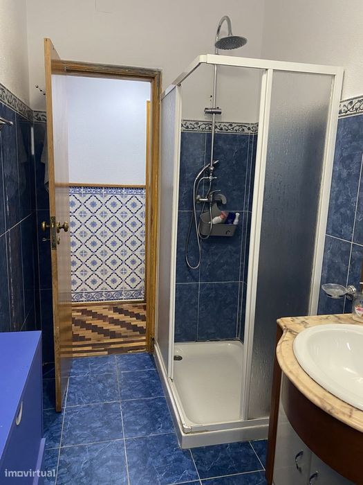 Vende-se T3 com grande espaço exterior em Santa Clara, Coimbra.
