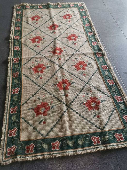 Tapete de Arraiolos feito à mão