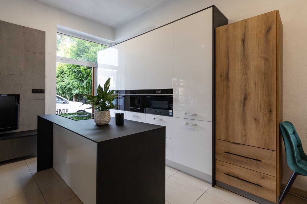 Kuchnia z ekspozycji. akryl w połysku