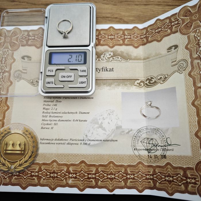 Pierścionek damski. Złoto 585. Brylant 0.44 ct. Certyfikat