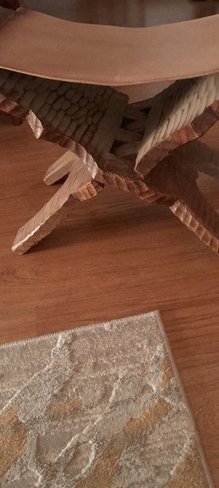 Banqueta em madeira com coxim em cabedal