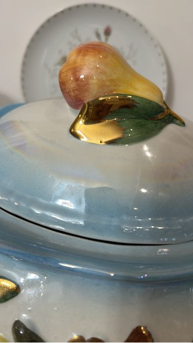 Duża ceramiczna wloska waza z owocami