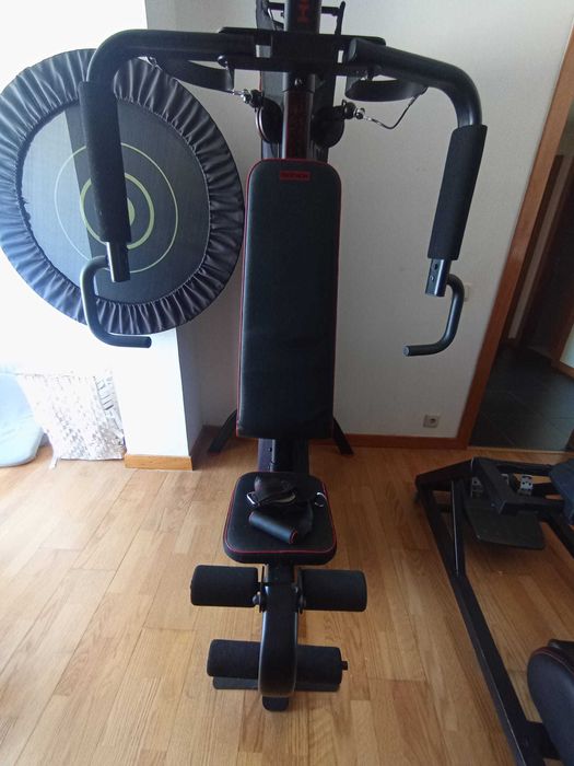 Ginasio em casa com máquina de musculação