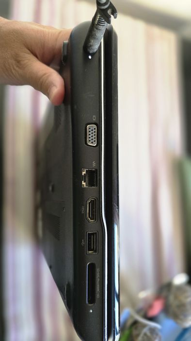 - Portátil Compaq Presario – Para Peças (Completo + Carregador)