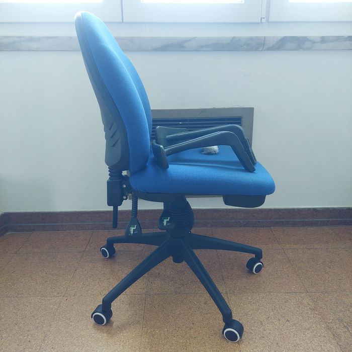 Cadeira de escritório ajustável e com rodas