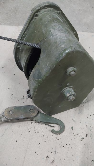 Лебідка або підйомний пристрій