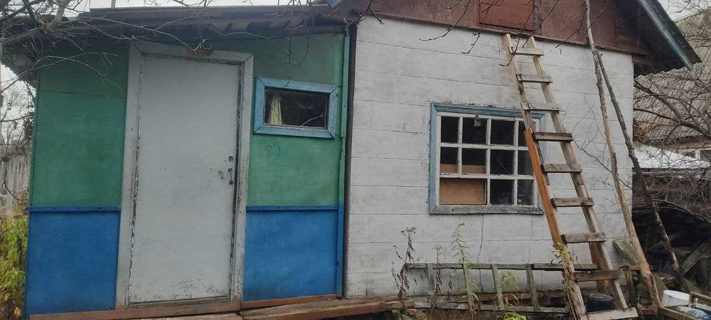 СРОЧНО!Дача в городе. Груба.Свет.Вода.Прописка.Рядом жилые Дома.+Озеро