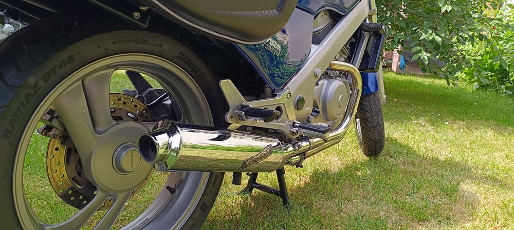 Motocykl Honda Revere 650 NTV RC33