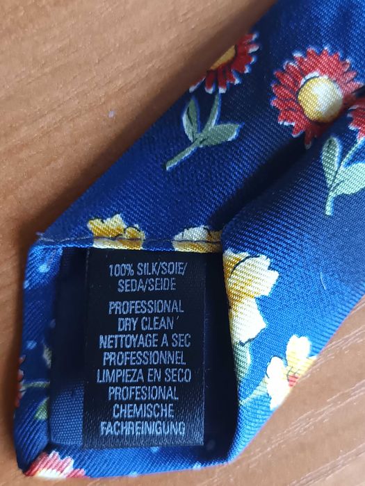 Шовкова чоловіча краватка з квітковим принтом.
Marks & Spencer