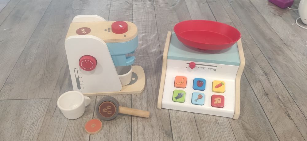 Brinquedos madeira (legumes frutas), maquina café de madeira e Balança