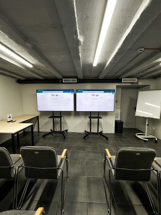 Зала в укритті для тренінгу, семінару