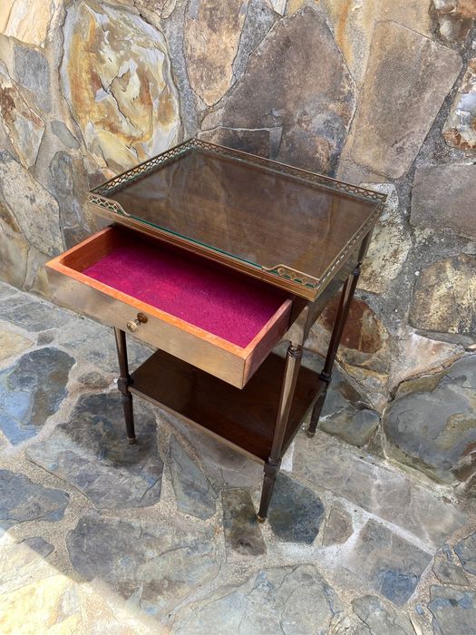 Mesa Gradinha Vazada Napoleão Madeira exótica tampo vidro 67 cm Antiga