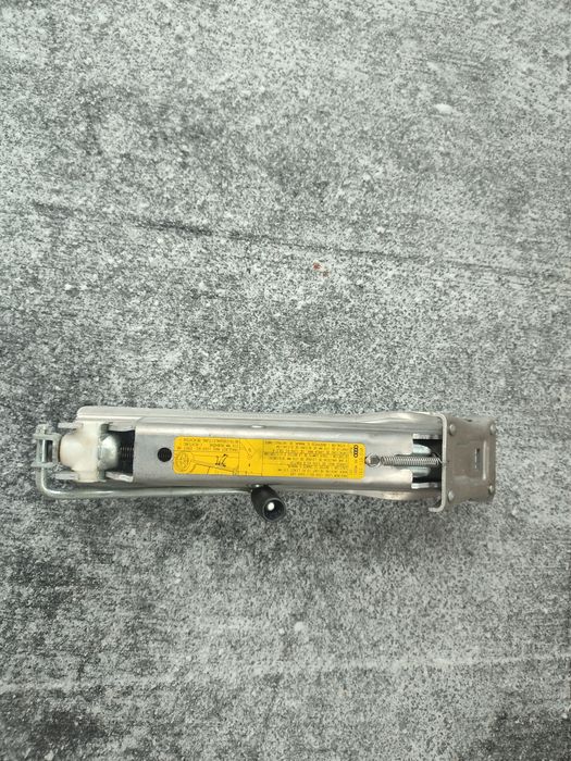 Домкрат Ауді А6 С6 домкрат Audi A6 C6 4F0 011 031