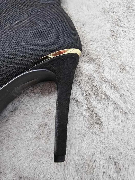 Bota preta com dourado