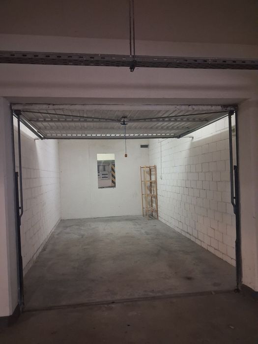 Garaż zamykany w hali garażowej, Koniuchy