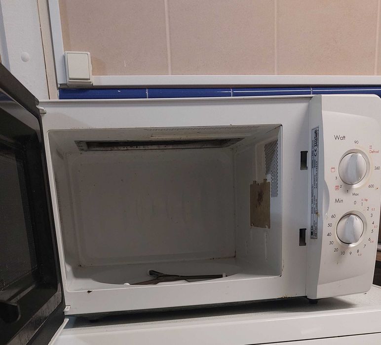 Micro-ondas LG a funcionar.