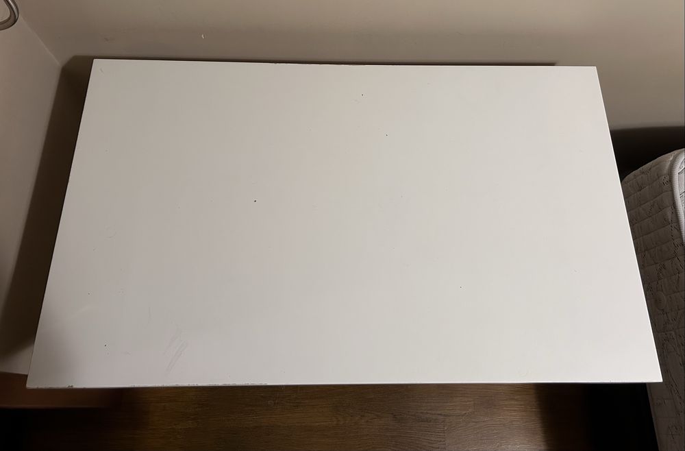 Mesa branca LINNMON com pés ajustaveis