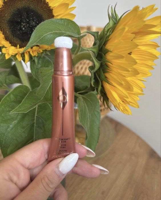 Róż Róż w Charlotte Tilbury Glowgasm Beauty Light Wand w odcieniu Pinkgasm.