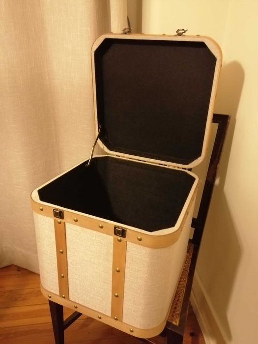 Baú em madeira e linho