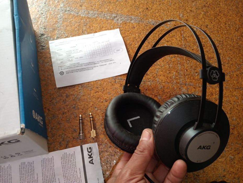Red fone AKG estúdio
