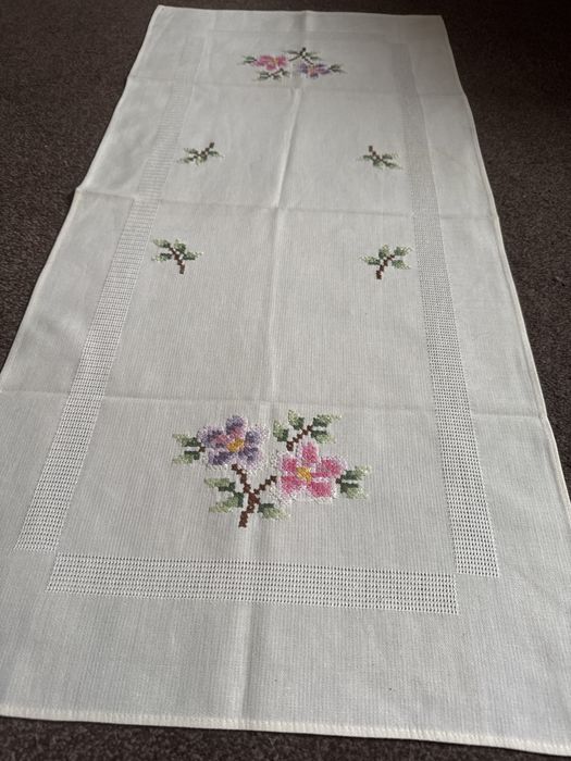 Bieżnik ręcznie haftowany  motywy kwiatowe do kolekcji