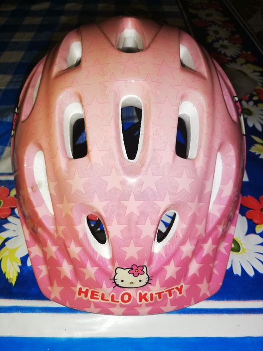 Capacetes e banco bicicleta