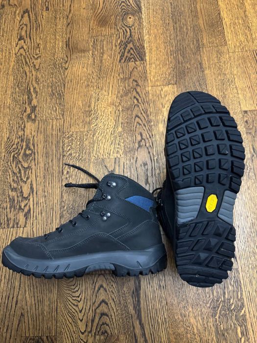 Продам трекінгові черевики Lowa