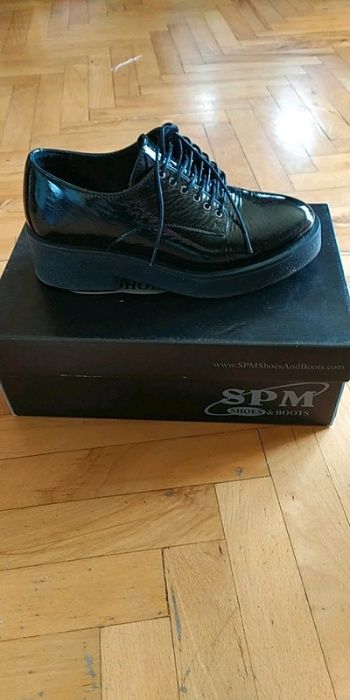 Półbuty marki SPM