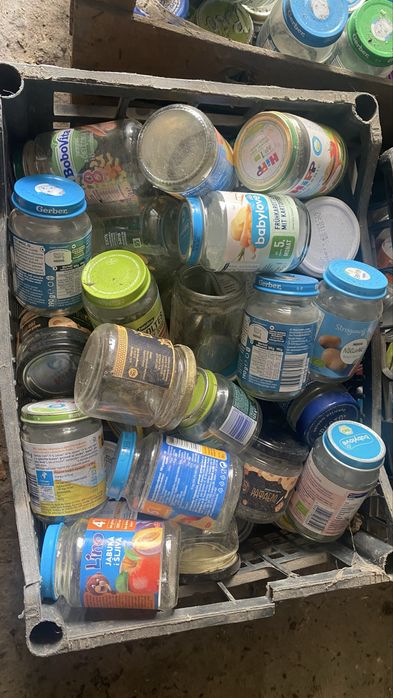 Скляні баночки з затрутками від дитячого харчування