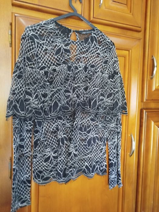 Baixei o preço - Blusa em renda preta e branca