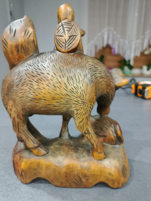 Stara,azjatycka rzeźba z twardego, ciężkiego drewna.