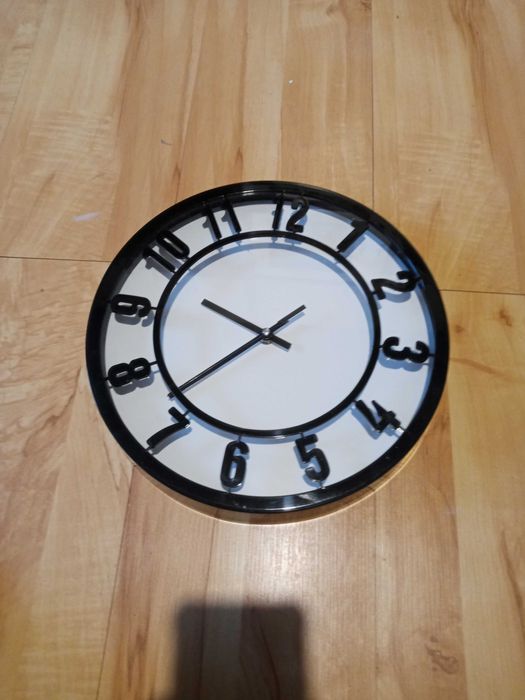 Zegar na ściane koloru czarnego średnica 29cm