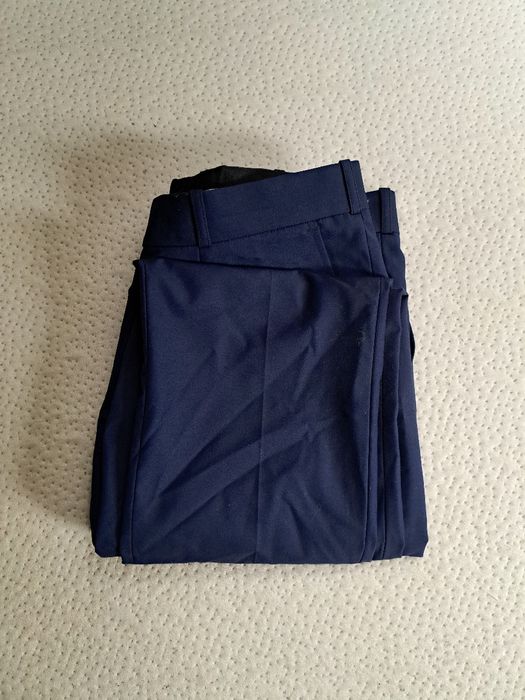 Męskie garniturowe spodnie navy – polska jakość, światowy styl!